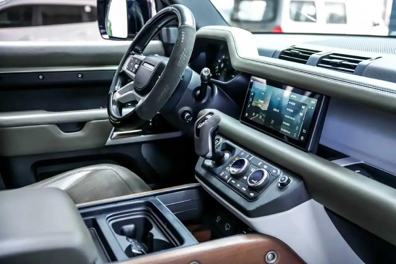 2021 Land Rover Defender 3.0T 400HP L6 8AT,autocango,china used car exporter,china ev exporter,chinese used car exporter,chinese used ev exporter