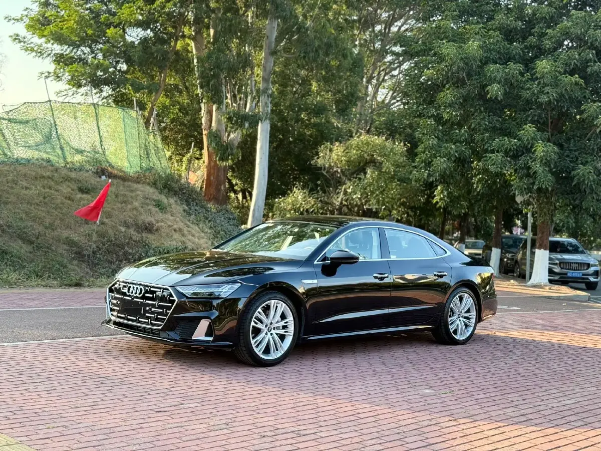 2025 Audi A7L 2.0T 245HP L4 7DCT