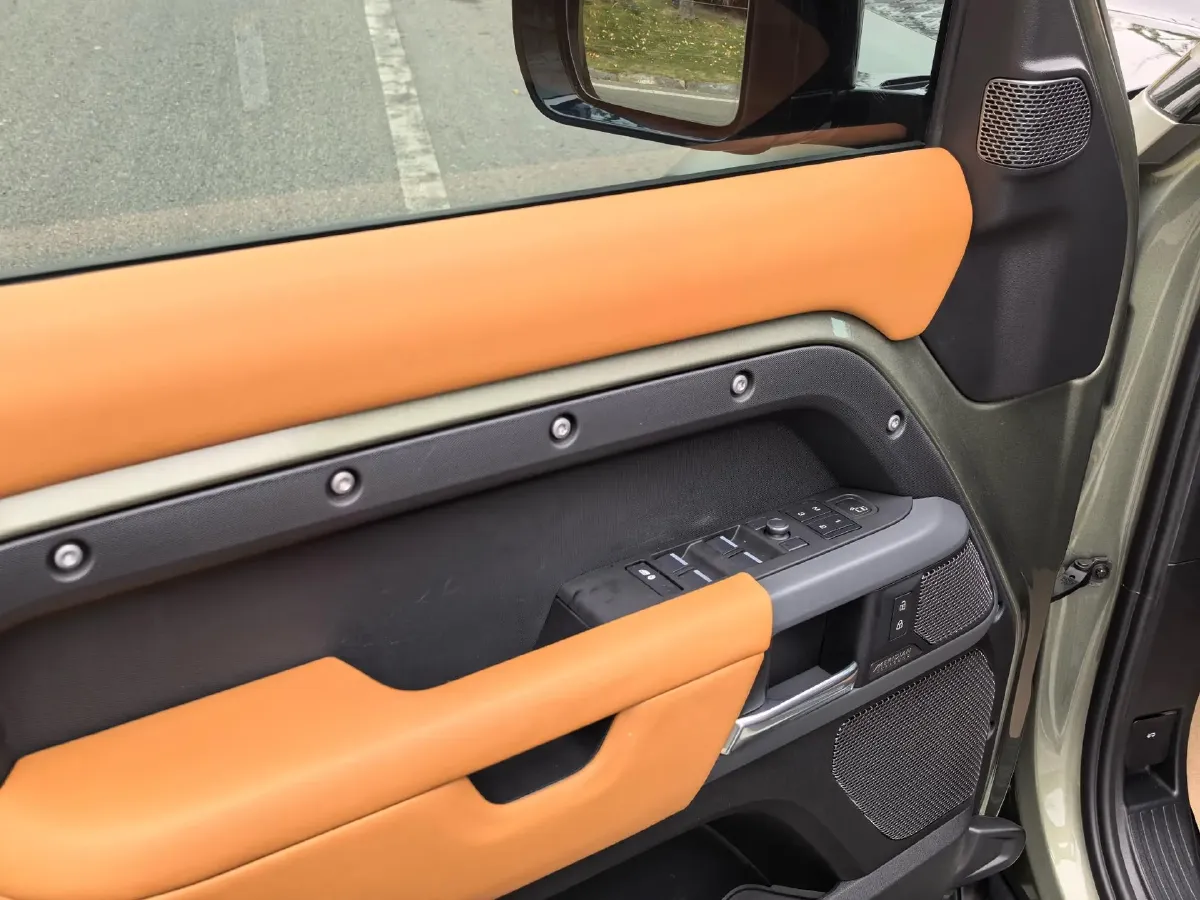 2021 Land Rover Defender 3.0T 400HP L6 8AT,autocango,china used car exporter,china ev exporter,chinese used car exporter,chinese used ev exporter