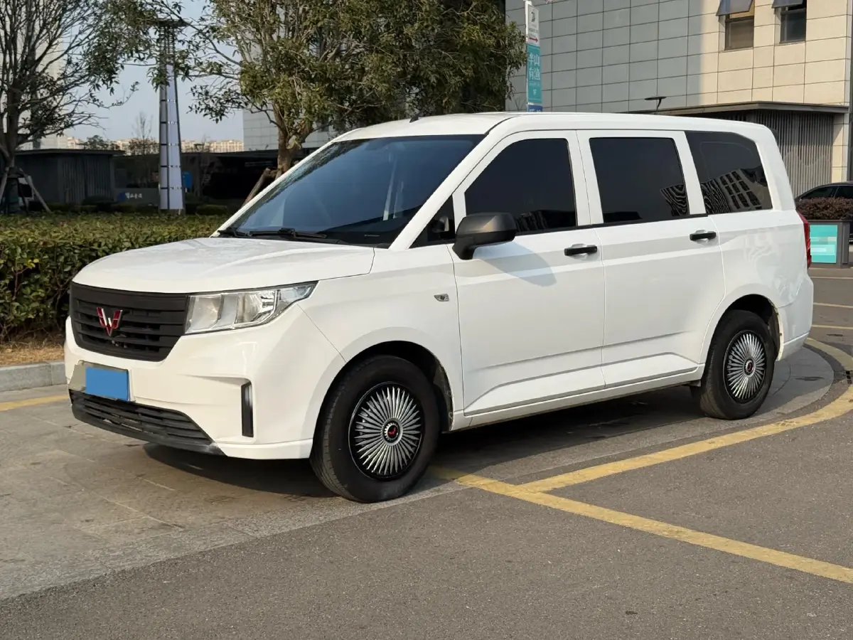 2020 WuLing HongGuang Plus 1.5L 99HP L4 6MT