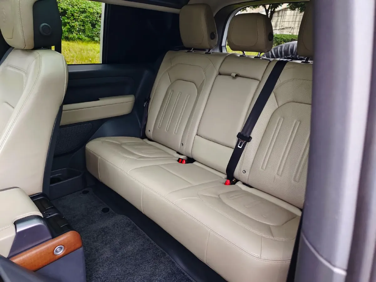 2022 Land Rover Defender 2.0T 300HP L4 8AT,autocango,china used car exporter,china ev exporter,chinese used car exporter,chinese used ev exporter