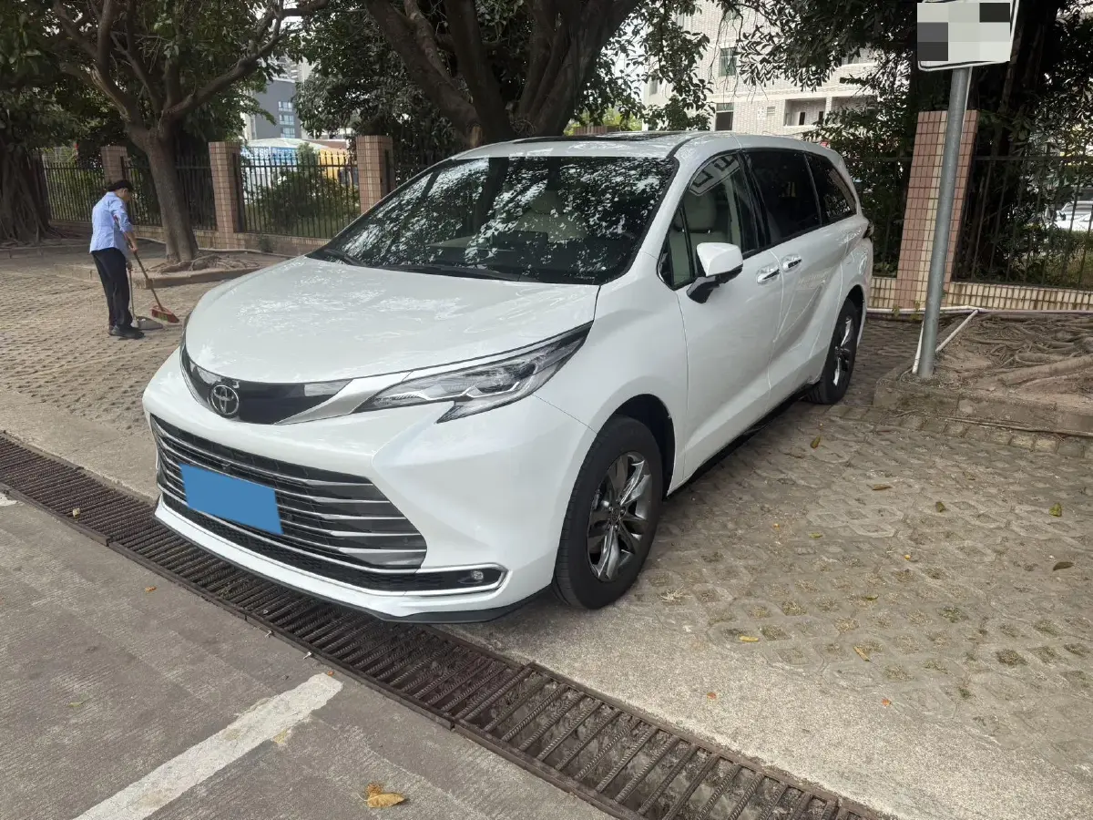 2026 Toyota Sienna 2.5L 189HP L4 E-CVT Hybrid