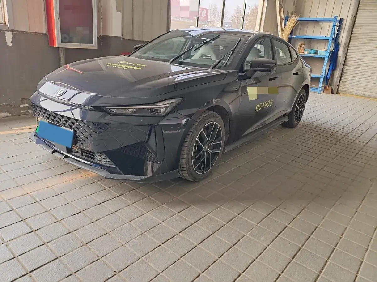 2024 ChangAn UNI-V iDD 1.5L 110HP L4 E-CVT PHEV 18.99KWH