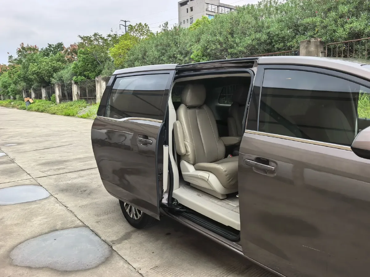 2022 Buick GL8 2.0T 237HP L4 9AT,autocango,china used car exporter,china ev exporter,chinese used car exporter,chinese used ev exporter