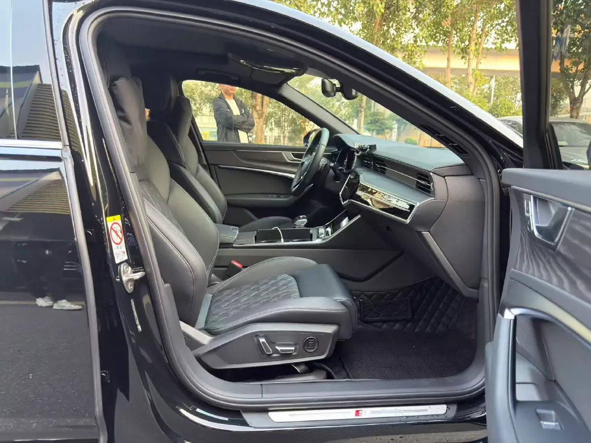 2025 Audi A6L 2.0T 245HP L4 7DCT,autocango,china used car exporter,china ev exporter,chinese used car exporter,chinese used ev exporter