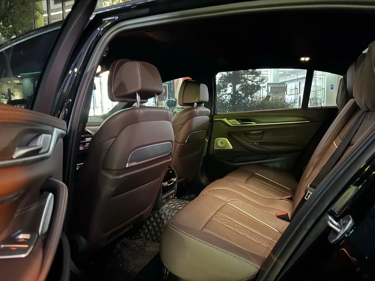 2022 BMW 5 Series 2.0T 252HP L4 8AT,autocango,china used car exporter,china ev exporter,chinese used car exporter,chinese used ev exporter