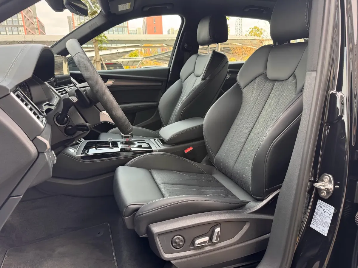 2025 Audi Q5L 2.0T 245HP L4 7DCT,autocango,china used car exporter,china ev exporter,chinese used car exporter,chinese used ev exporter