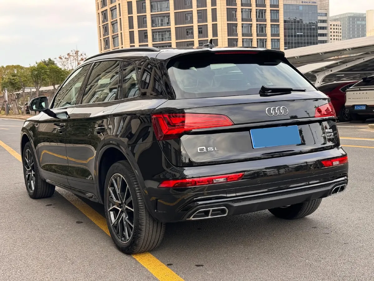 2025 Audi Q5L 2.0T 245HP L4 7DCT,autocango,china used car exporter,china ev exporter,chinese used car exporter,chinese used ev exporter