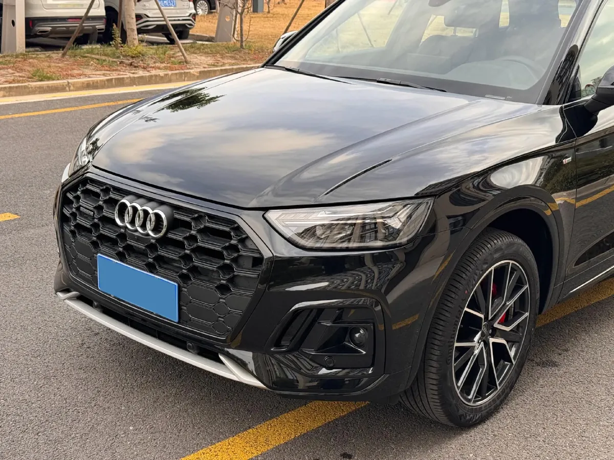 2025 Audi Q5L 2.0T 245HP L4 7DCT,autocango,china used car exporter,china ev exporter,chinese used car exporter,chinese used ev exporter