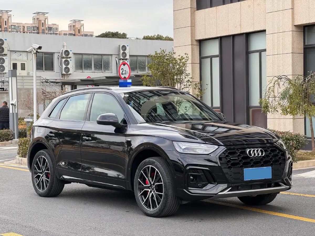 2025 Audi Q5L 2.0T 245HP L4 7DCT,autocango,china used car exporter,china ev exporter,chinese used car exporter,chinese used ev exporter