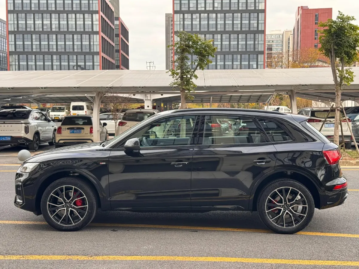 2025 Audi Q5L 2.0T 245HP L4 7DCT,autocango,china used car exporter,china ev exporter,chinese used car exporter,chinese used ev exporter