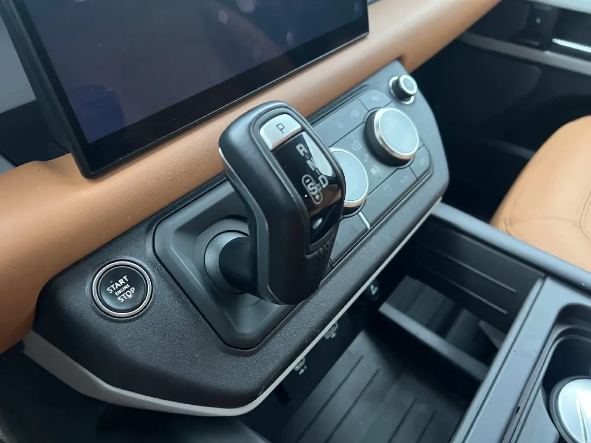 2023 Land Rover Defender 3.0T 400HP L6 8AT,autocango,china used car exporter,china ev exporter,chinese used car exporter,chinese used ev exporter