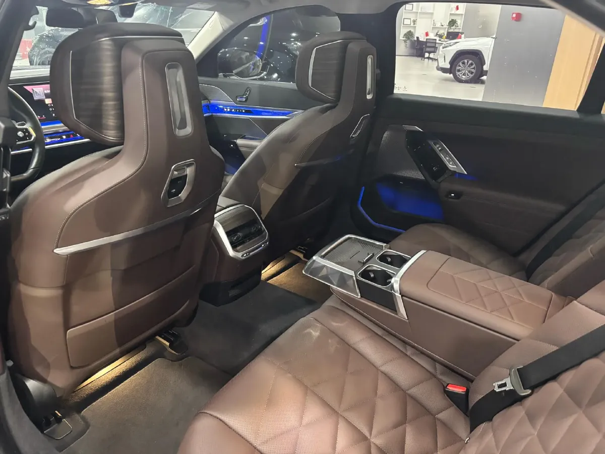 2023 BMW 7 Series 3.0T 381HP L6 8AT,autocango,china used car exporter,china ev exporter,chinese used car exporter,chinese used ev exporter