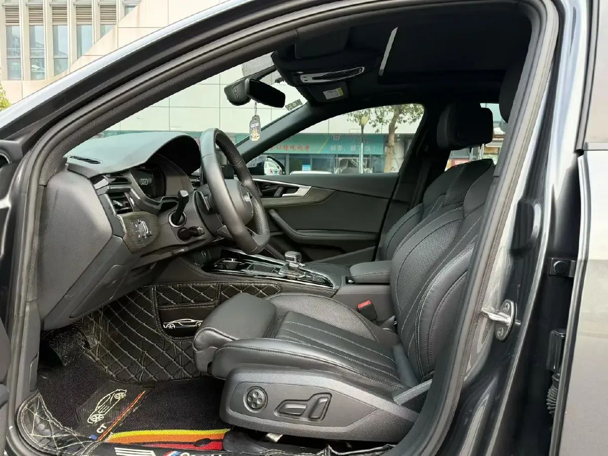 2023 Audi A4L 2.0T 190HP L4 7DCT,autocango,china used car exporter,china ev exporter,chinese used car exporter,chinese used ev exporter