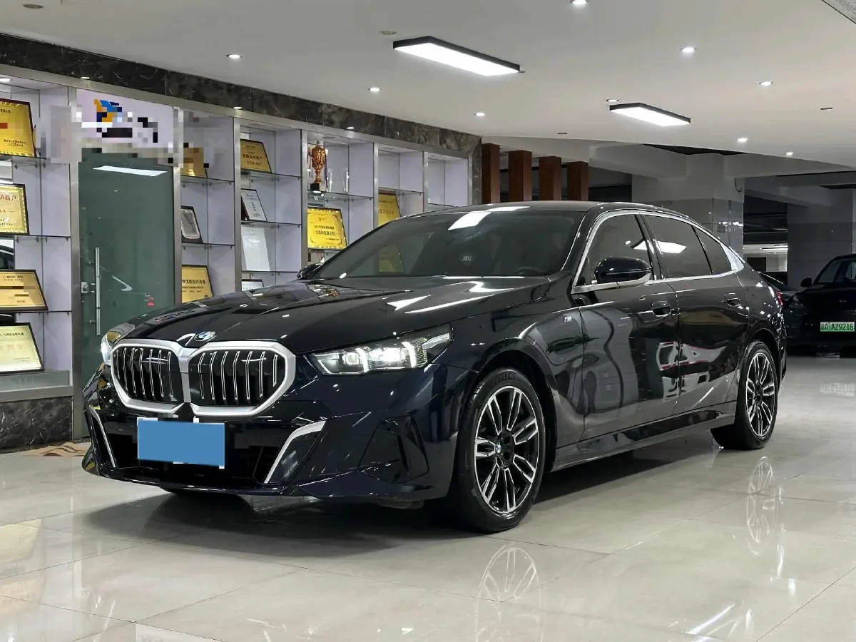 2024 BMW 5 Series 2.0T 190HP L4 8AT,autocango,china used car exporter,china ev exporter,chinese used car exporter,chinese used ev exporter