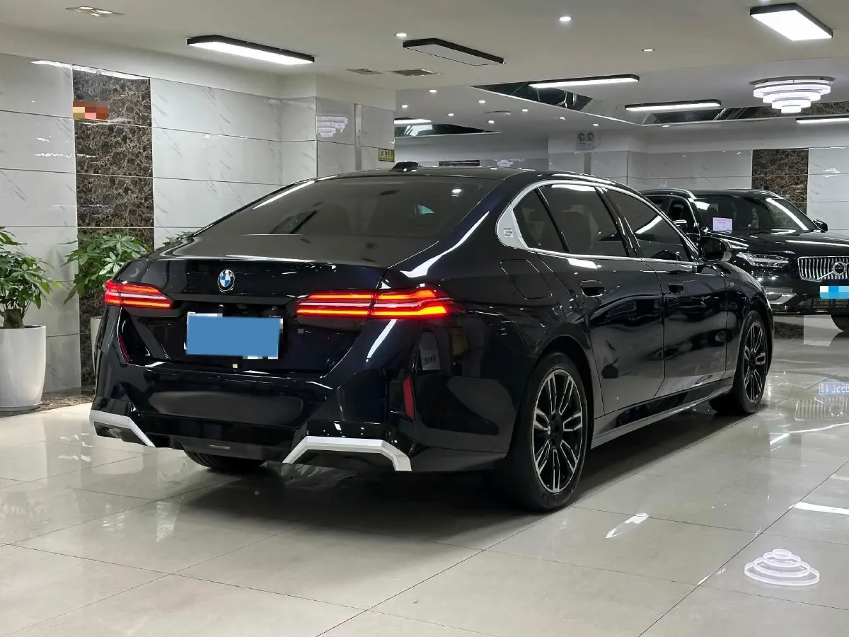 2024 BMW 5 Series 2.0T 190HP L4 8AT,autocango,china used car exporter,china ev exporter,chinese used car exporter,chinese used ev exporter