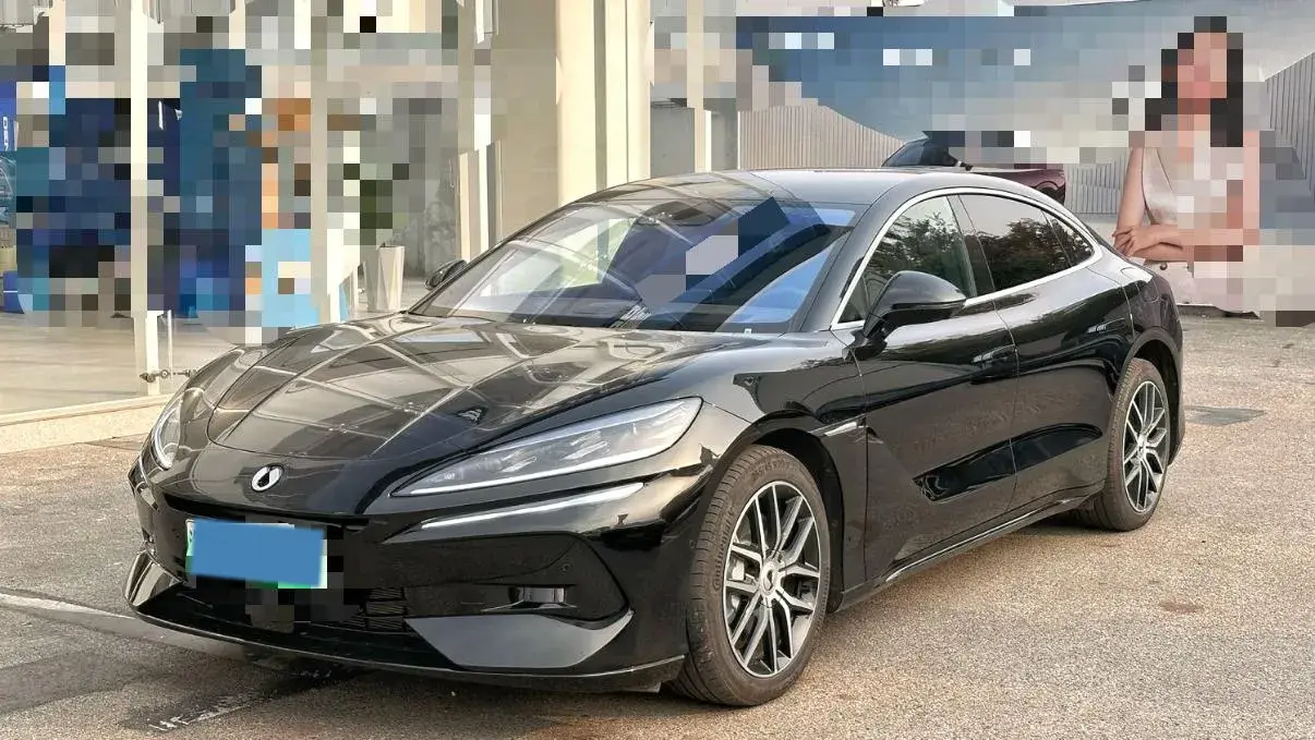 2024 Denza DenzaZ9 2.0T 207HP L4 E-CVT PHEV 38.5KWH