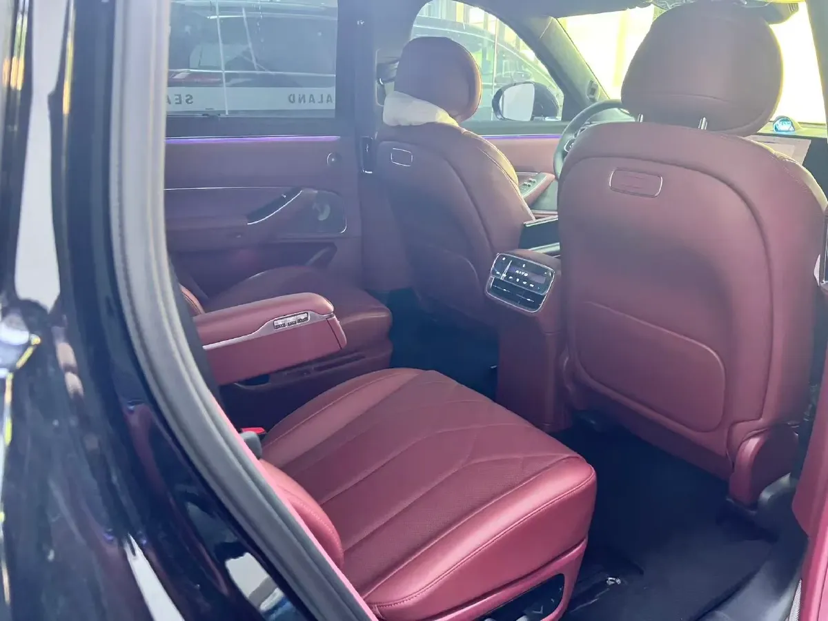 2025 AITO AITO M8 REEV 160HP REEV 37KWH,autocango,china used car exporter,china ev exporter,chinese used car exporter,chinese used ev exporter