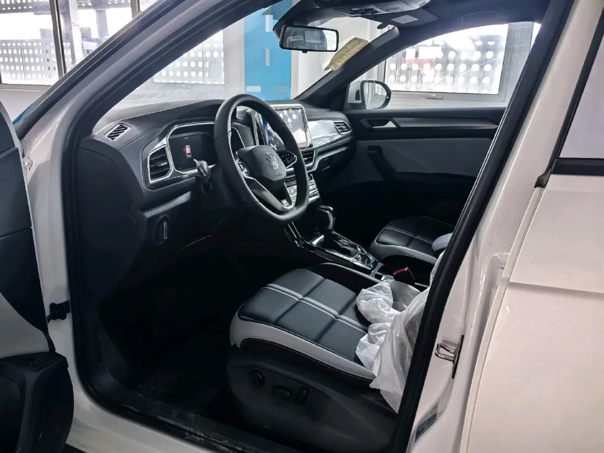 2025 Volkswagen T-Roc 1.5T 160HP L4 7DCT,autocango,china used car exporter,china ev exporter,chinese used car exporter,chinese used ev exporter