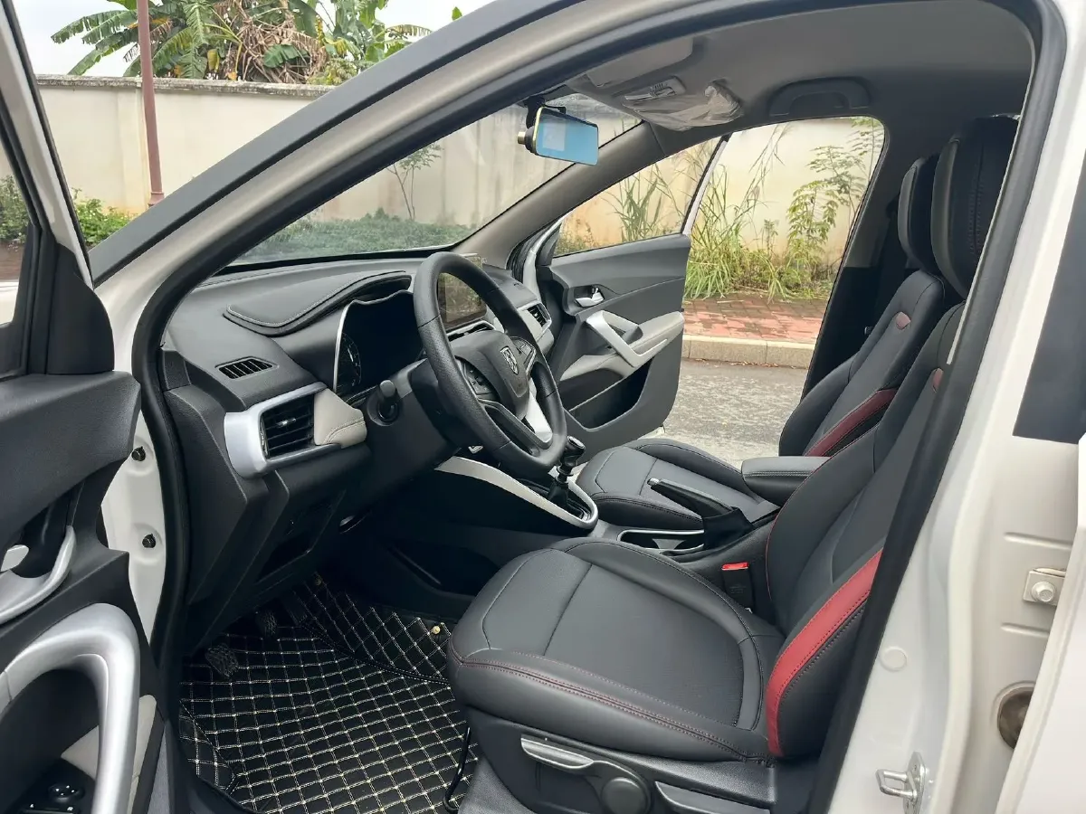 2019 BaoJun 730 1.5L 105HP L4 6MT,autocango,china used car exporter,china ev exporter,chinese used car exporter,chinese used ev exporter