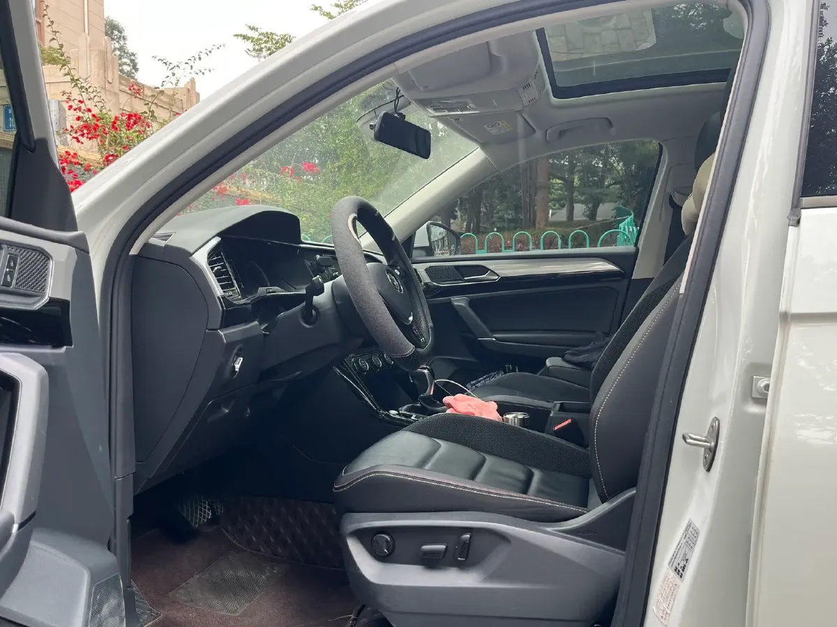 2019 Jeep Cherokee 2.0T 234HP L4 9AT,autocango,china used car exporter,china ev exporter,chinese used car exporter,chinese used ev exporter