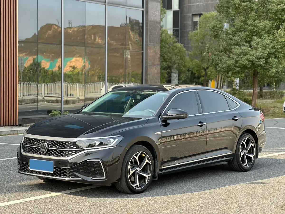 2024 Volkswagen Passat 2.0T 186HP L4 7DCT