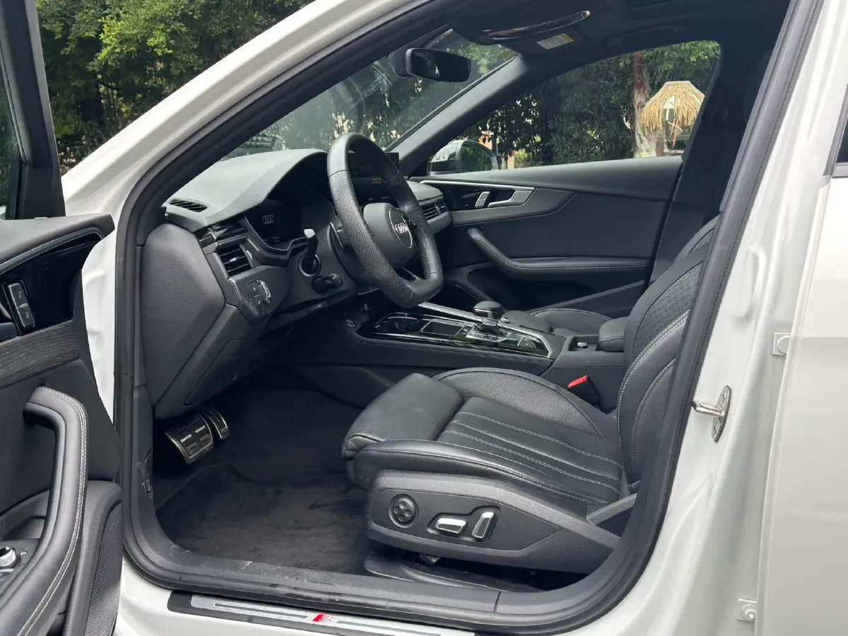 2023 Audi A4L 2.0T 190HP L4 7DCT,autocango,china used car exporter,china ev exporter,chinese used car exporter,chinese used ev exporter