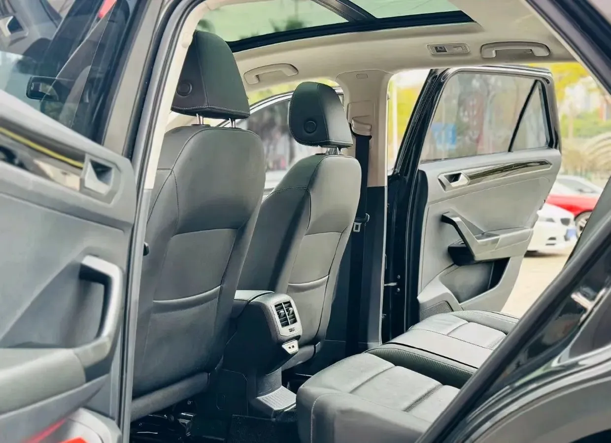 2022 Volkswagen T-Roc 1.4T 150HP L4 7DCT,autocango,china used car exporter,china ev exporter,chinese used car exporter,chinese used ev exporter