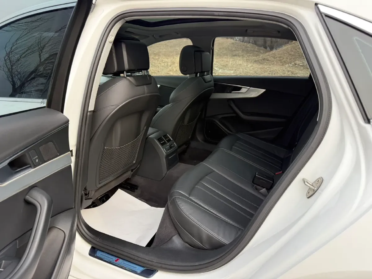 2020 Audi A4L 2.0T 190HP L4 7DCT,autocango,china used car exporter,china ev exporter,chinese used car exporter,chinese used ev exporter