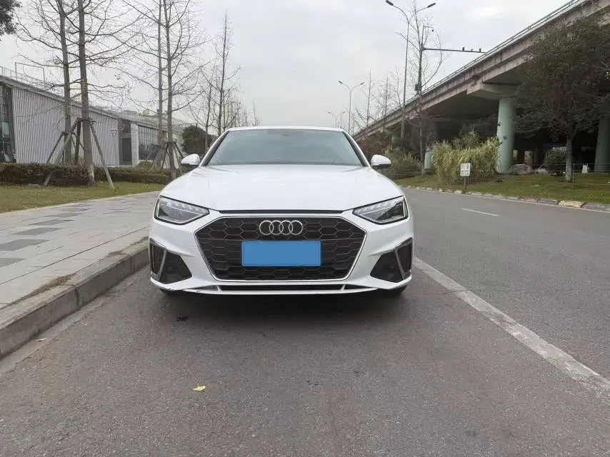 2022 Audi A4L 2.0T 190HP L4 7DCT,autocango,china used car exporter,china ev exporter,chinese used car exporter,chinese used ev exporter