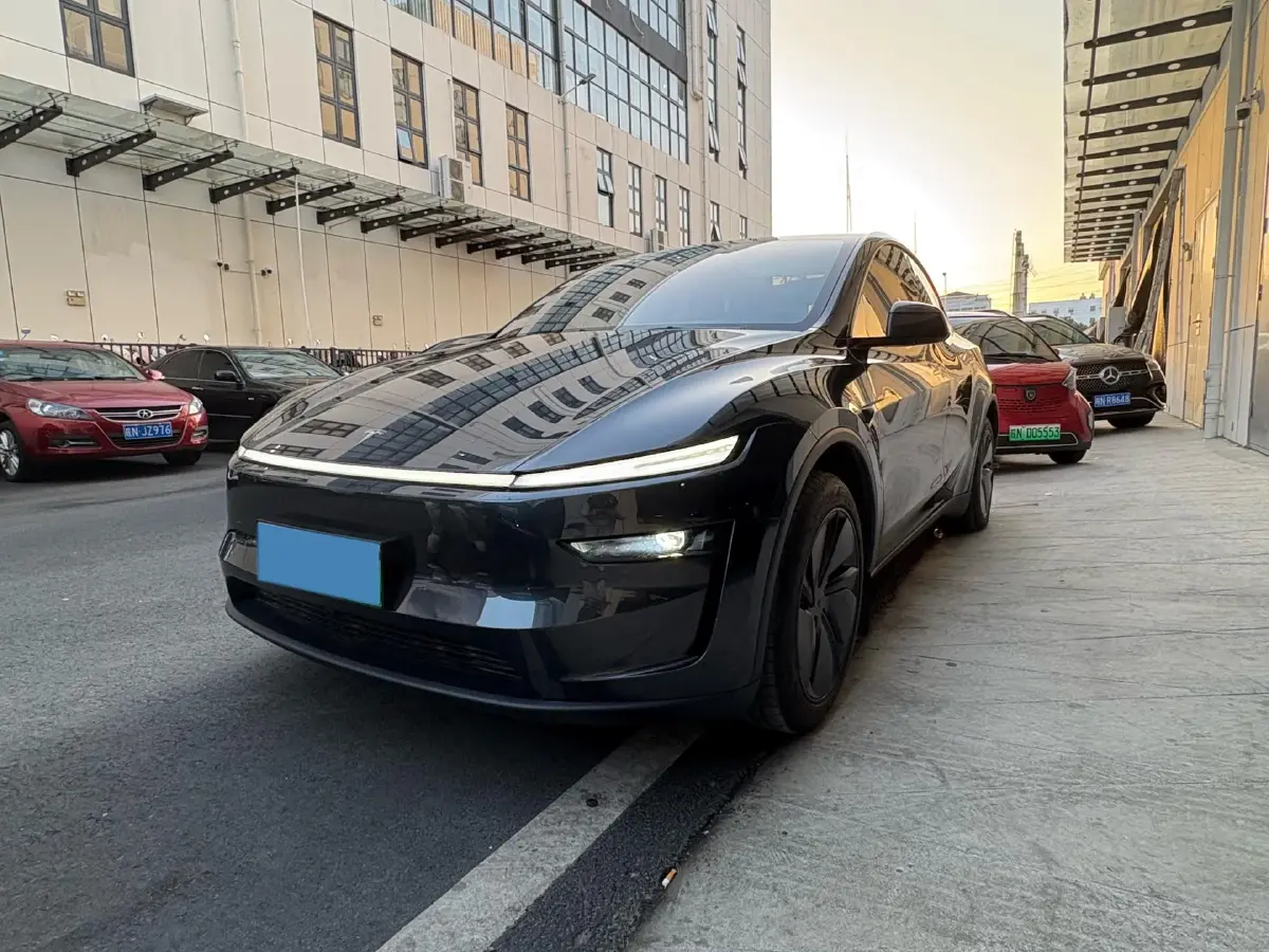 2025 Tesla Model Y BEV 62.5KWH