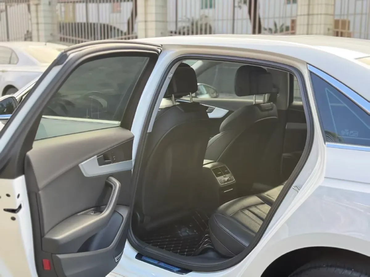 2024 Audi A4L 2.0T 190HP L4 7DCT,autocango,china used car exporter,china ev exporter,chinese used car exporter,chinese used ev exporter