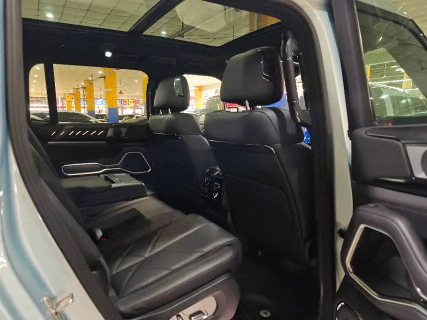 2025 FangChengBao Bao 8 2.0T 245HP L4 E-CVT PHEV 36.8KWH,autocango,china used car exporter,china ev exporter,chinese used car exporter,chinese used ev exporter