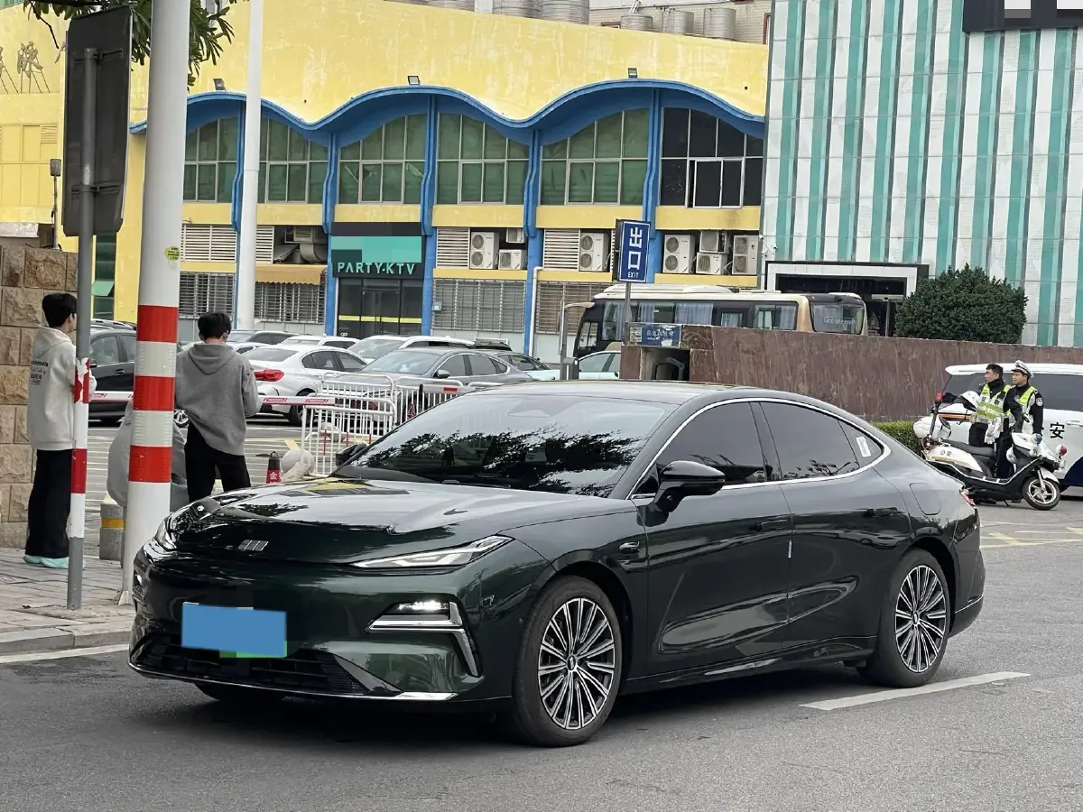 2025 Geely Galaxy Starshine 8 1.5T 163HP L4 3DHT PHEV 18.4KWH