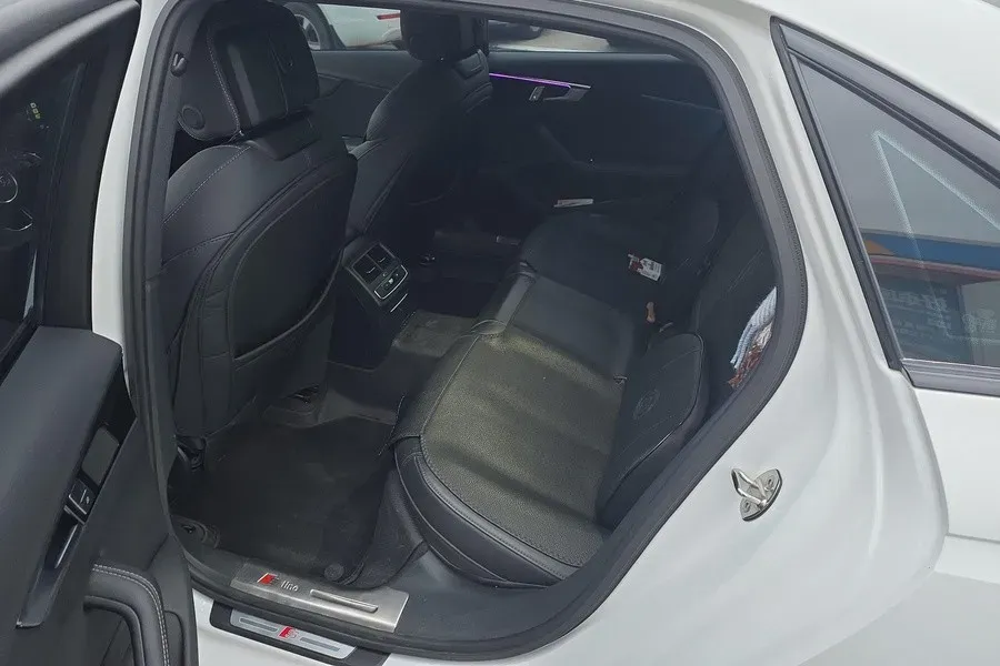 2024 Audi A4L 2.0T 190HP L4 7DCT,autocango,china used car exporter,china ev exporter,chinese used car exporter,chinese used ev exporter