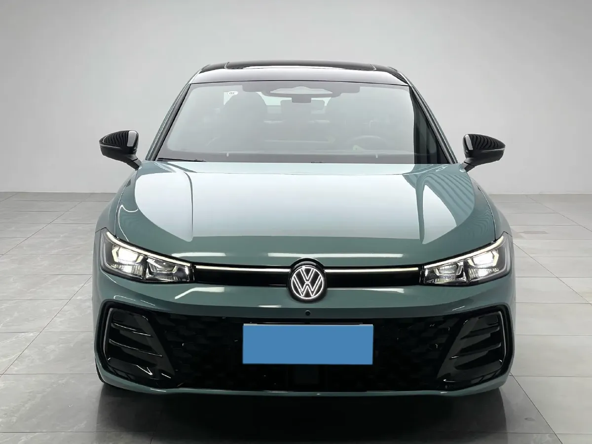 2025 Volkswagen Passat 2.0T 220HP L4 7DCT,autocango,china used car exporter,china ev exporter,chinese used car exporter,chinese used ev exporter