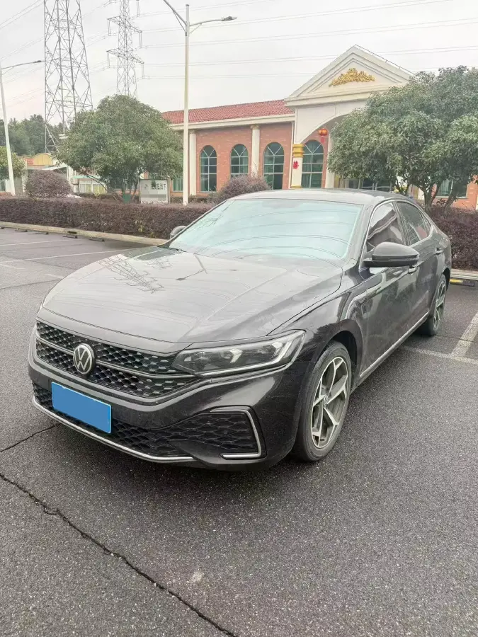 2024 Volkswagen Passat 2.0T 186HP L4 7DCT