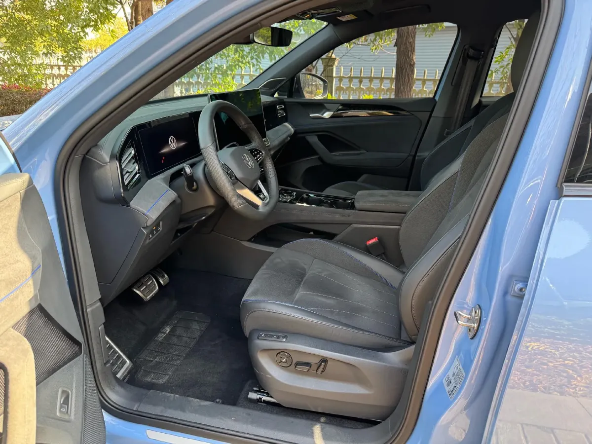 2024 Volkswagen Tiguan L 2.0T 220HP L4 7DCT,autocango,china used car exporter,china ev exporter,chinese used car exporter,chinese used ev exporter