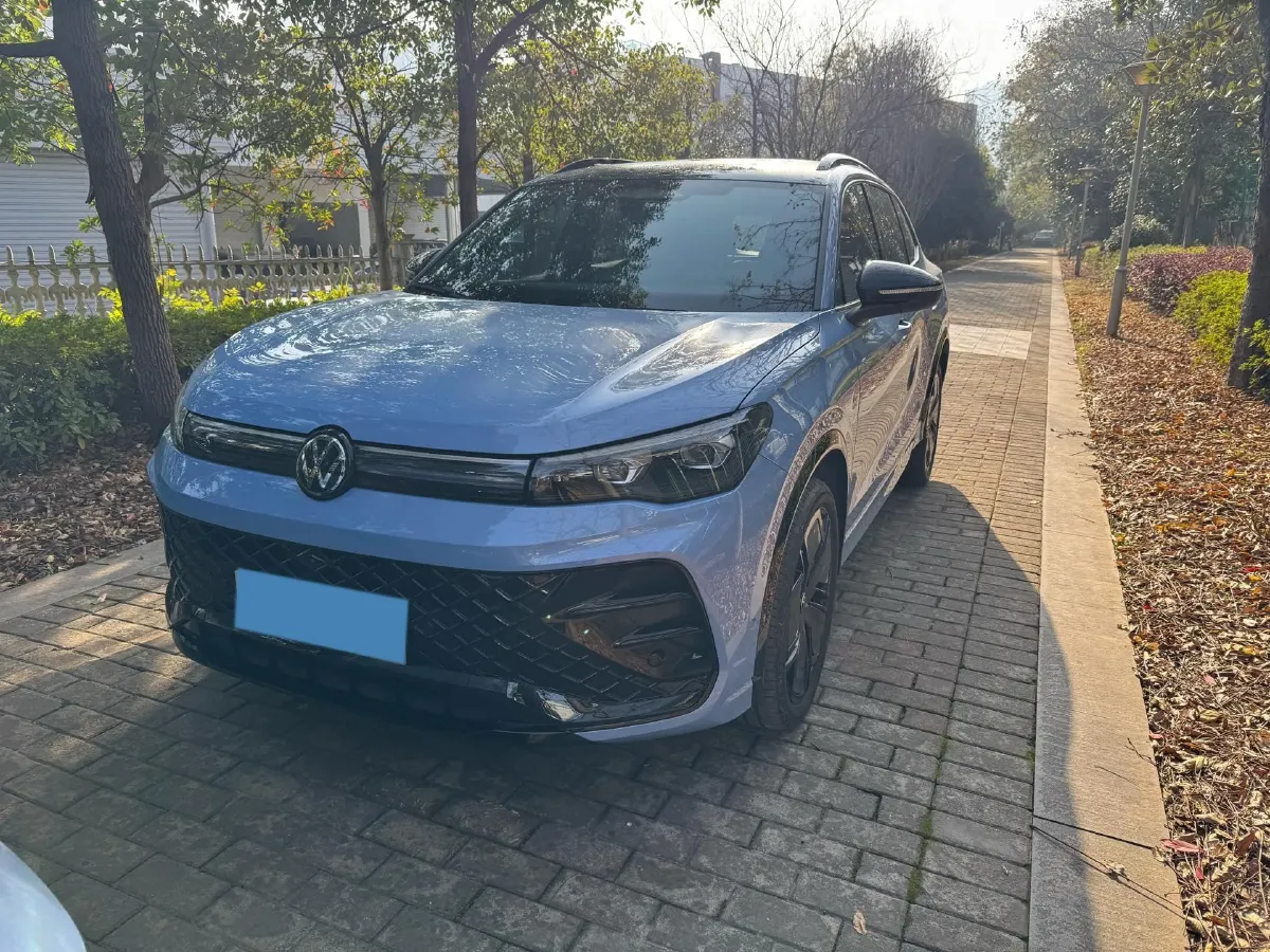 2024 Volkswagen Tiguan L 2.0T 220HP L4 7DCT,autocango,china used car exporter,china ev exporter,chinese used car exporter,chinese used ev exporter