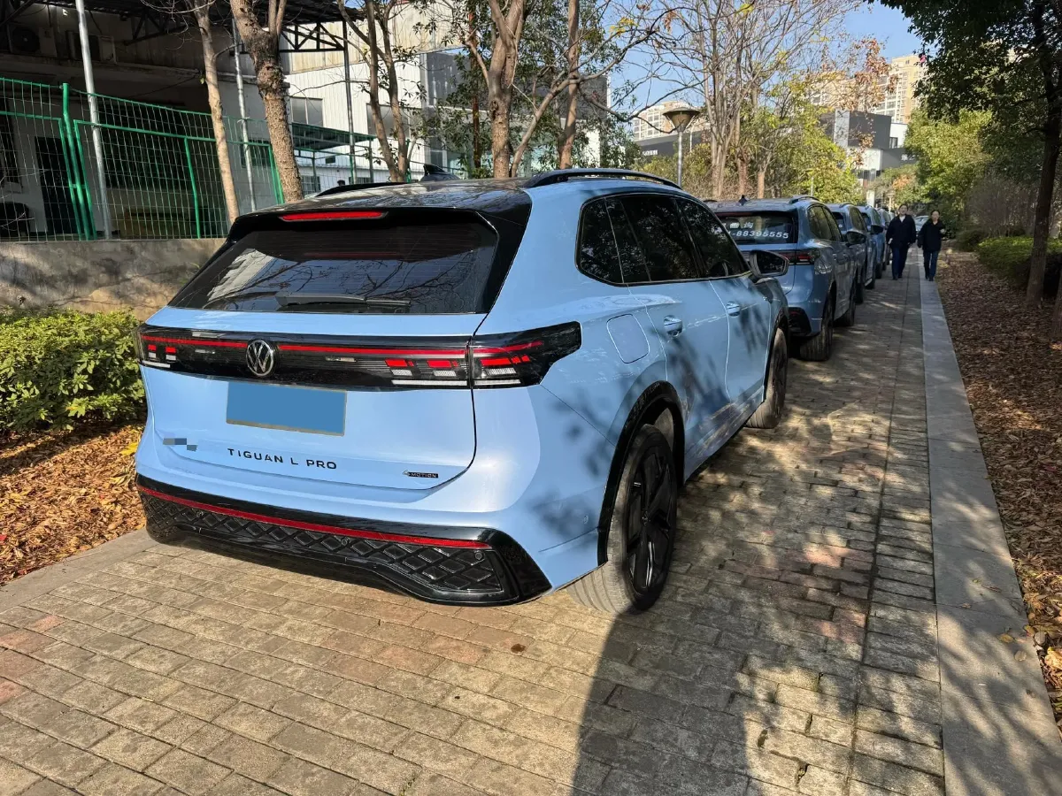 2024 Volkswagen Tiguan L 2.0T 220HP L4 7DCT,autocango,china used car exporter,china ev exporter,chinese used car exporter,chinese used ev exporter