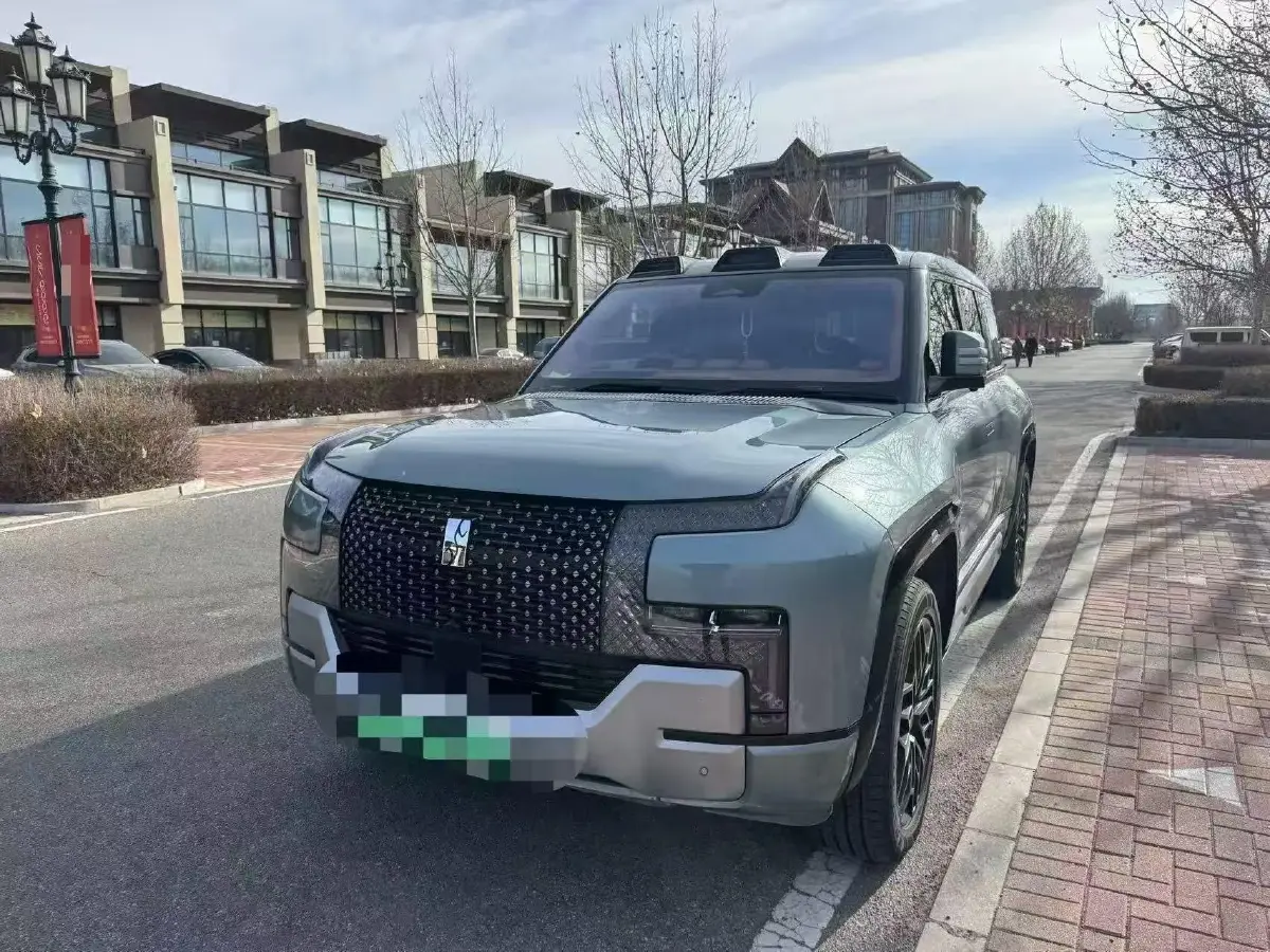 2023 YangWang U8 2.0T 272HP L4 REEV 49.05KWH