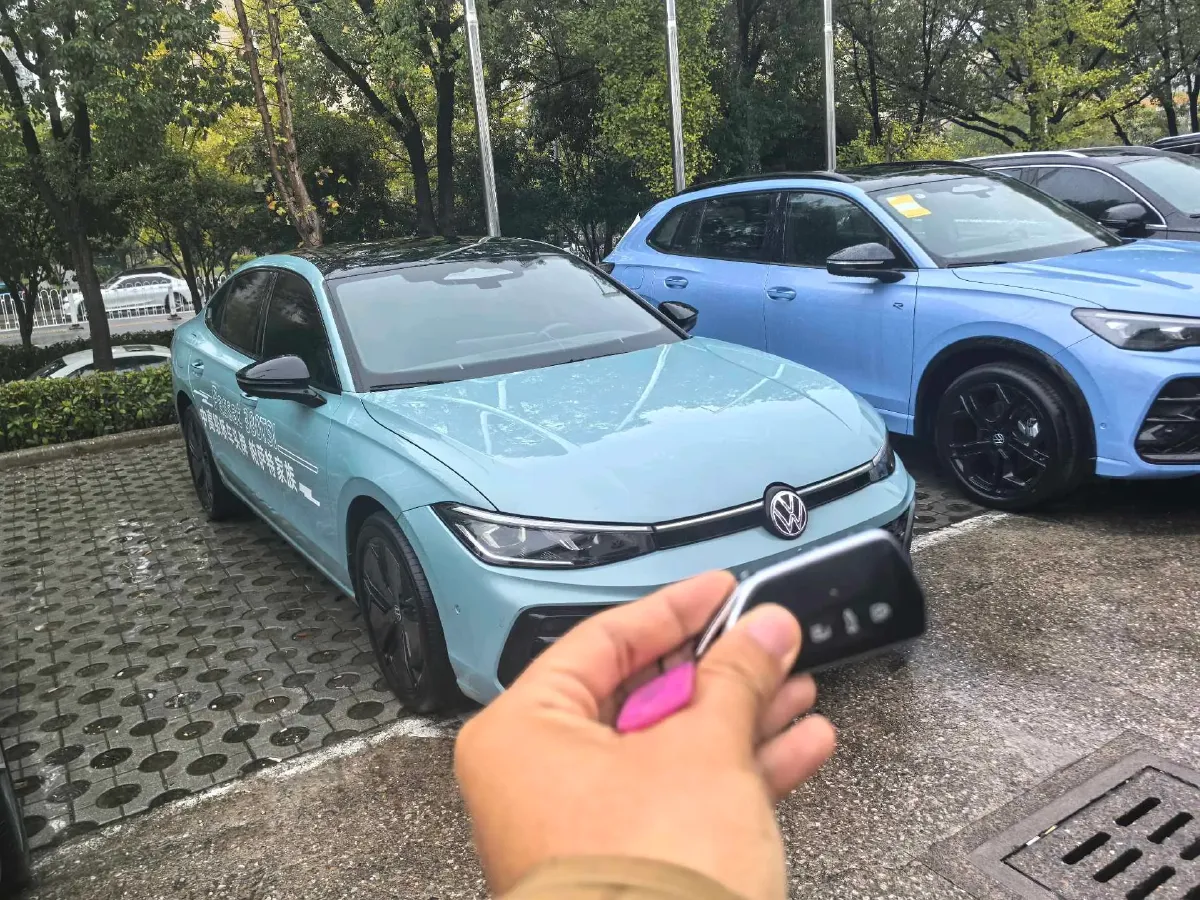 2025 Volkswagen Passat 2.0T 220HP L4 7DCT,autocango,china used car exporter,china ev exporter,chinese used car exporter,chinese used ev exporter