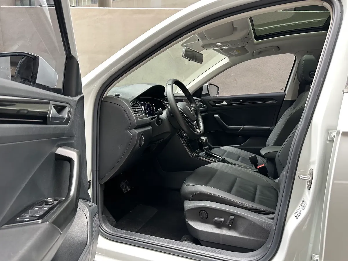 2022 Volkswagen T-Roc 1.4T 150HP L4 7DCT,autocango,china used car exporter,china ev exporter,chinese used car exporter,chinese used ev exporter