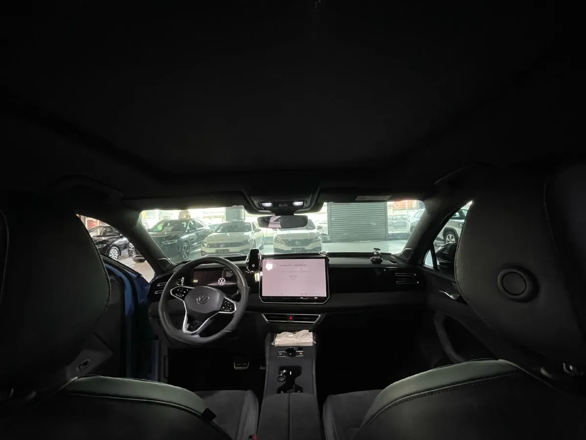 2024 Volkswagen Tiguan L 2.0T 220HP L4 7DCT,autocango,china used car exporter,china ev exporter,chinese used car exporter,chinese used ev exporter