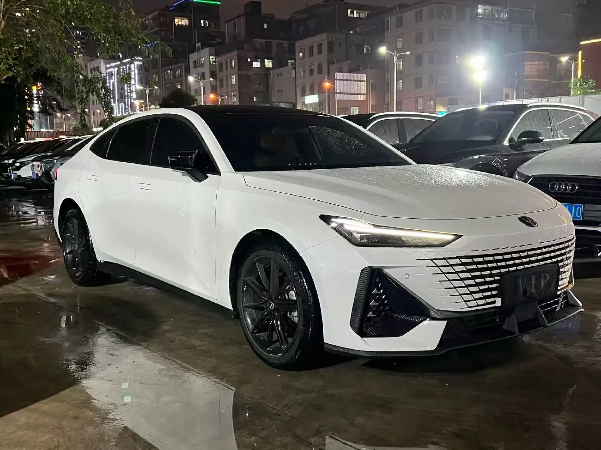 2022 ChangAn UNI-V 1.5T 188HP L4 7DCT,autocango,china used car exporter,china ev exporter,chinese used car exporter,chinese used ev exporter