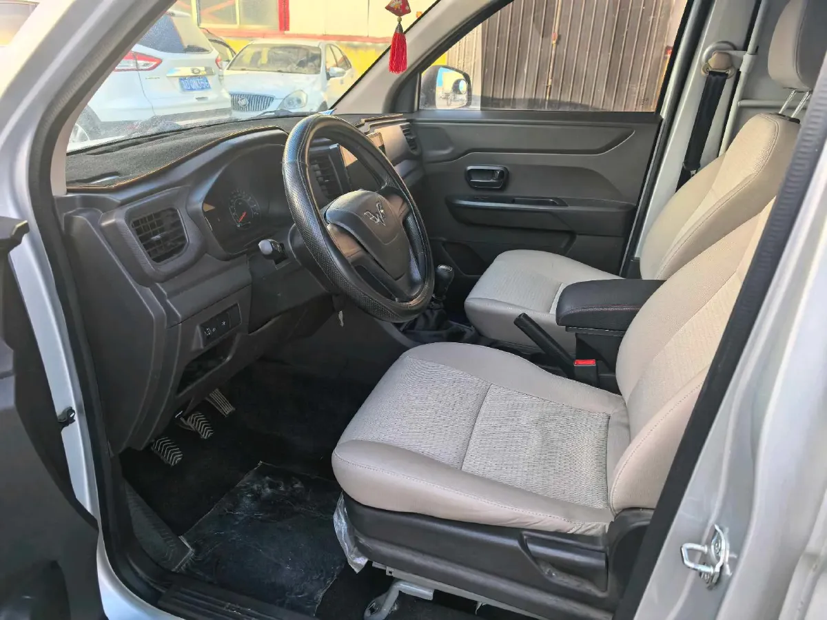 2019 WuLing HongGuang V 1.5L 105HP L4 5MT,autocango,china used car exporter,china ev exporter,chinese used car exporter,chinese used ev exporter