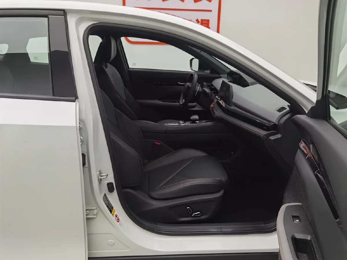 2022 ChangAn UNI-V 1.5T 188HP L4 7DCT,autocango,china used car exporter,china ev exporter,chinese used car exporter,chinese used ev exporter