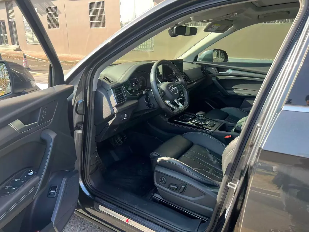 2022 Audi Q5L 2.0T 190HP L4 7DCT,autocango,china used car exporter,china ev exporter,chinese used car exporter,chinese used ev exporter