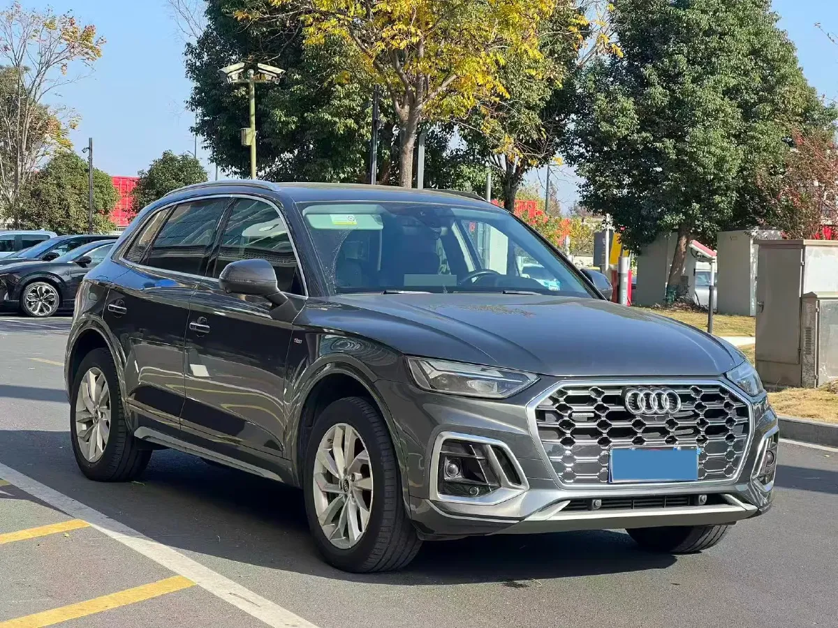 2022 Audi Q5L 2.0T 190HP L4 7DCT,autocango,china used car exporter,china ev exporter,chinese used car exporter,chinese used ev exporter