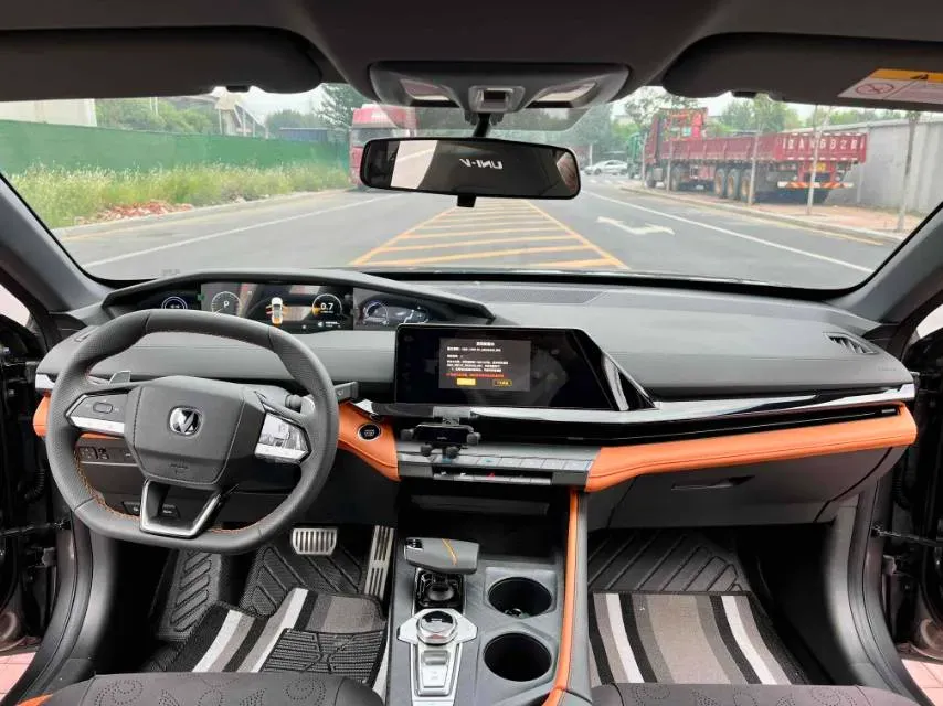 2022 ChangAn UNI-V 2.0T 233HP L4 8AT,autocango,china used car exporter,china ev exporter,chinese used car exporter,chinese used ev exporter